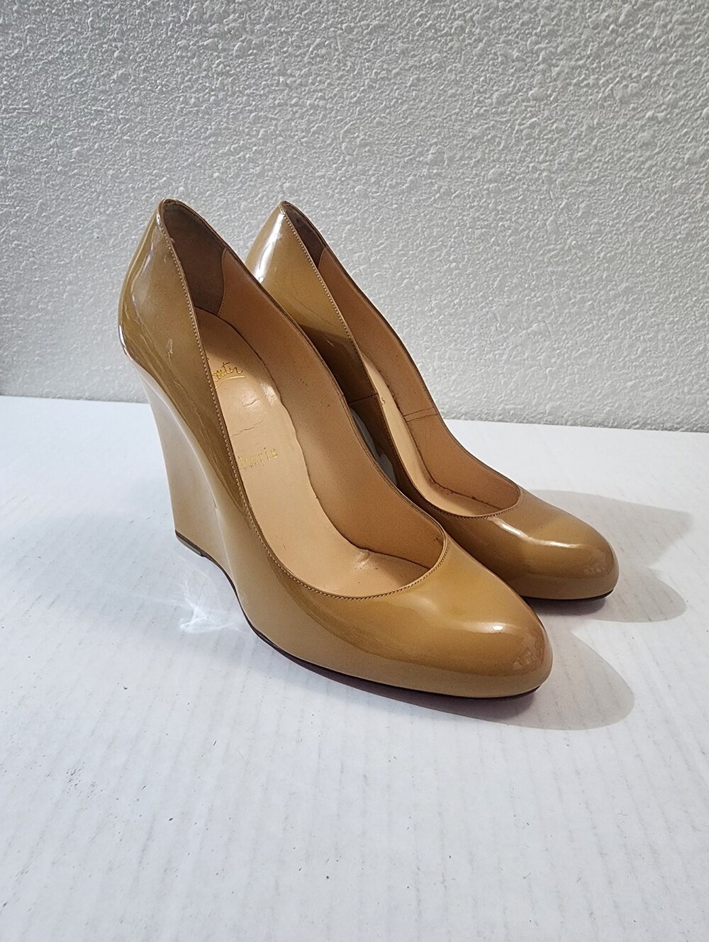 Christian Louboutin RonRon Zeppa Beige Patent Leather Wedge Pumps EU 40